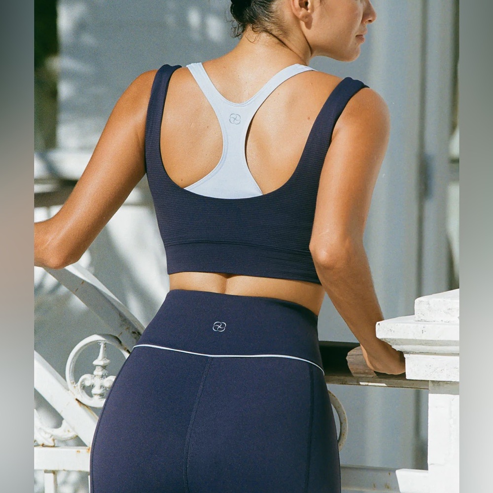 Berlook Activewear Navy Contrast U-shape Tank Top--Light Support - Picture 2 of 8